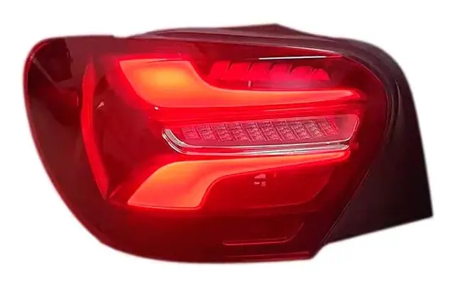 Lanterna Mercedes-Benz Classe A W176 2013 a 2015 Modelo 2018 Vermelha